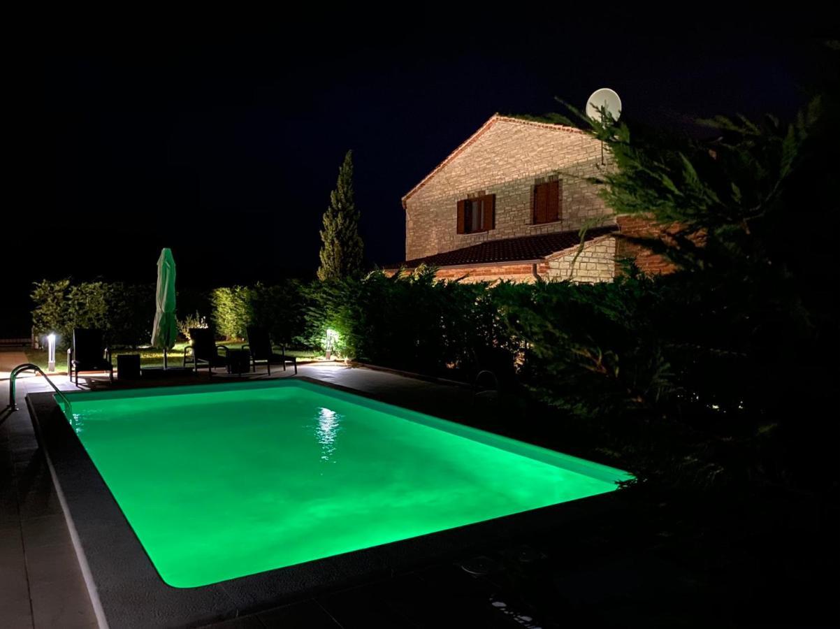 Villa Suzy With Heated Pool Светвинченат Екстер'єр фото