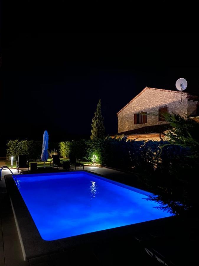 Villa Suzy With Heated Pool Светвинченат Екстер'єр фото